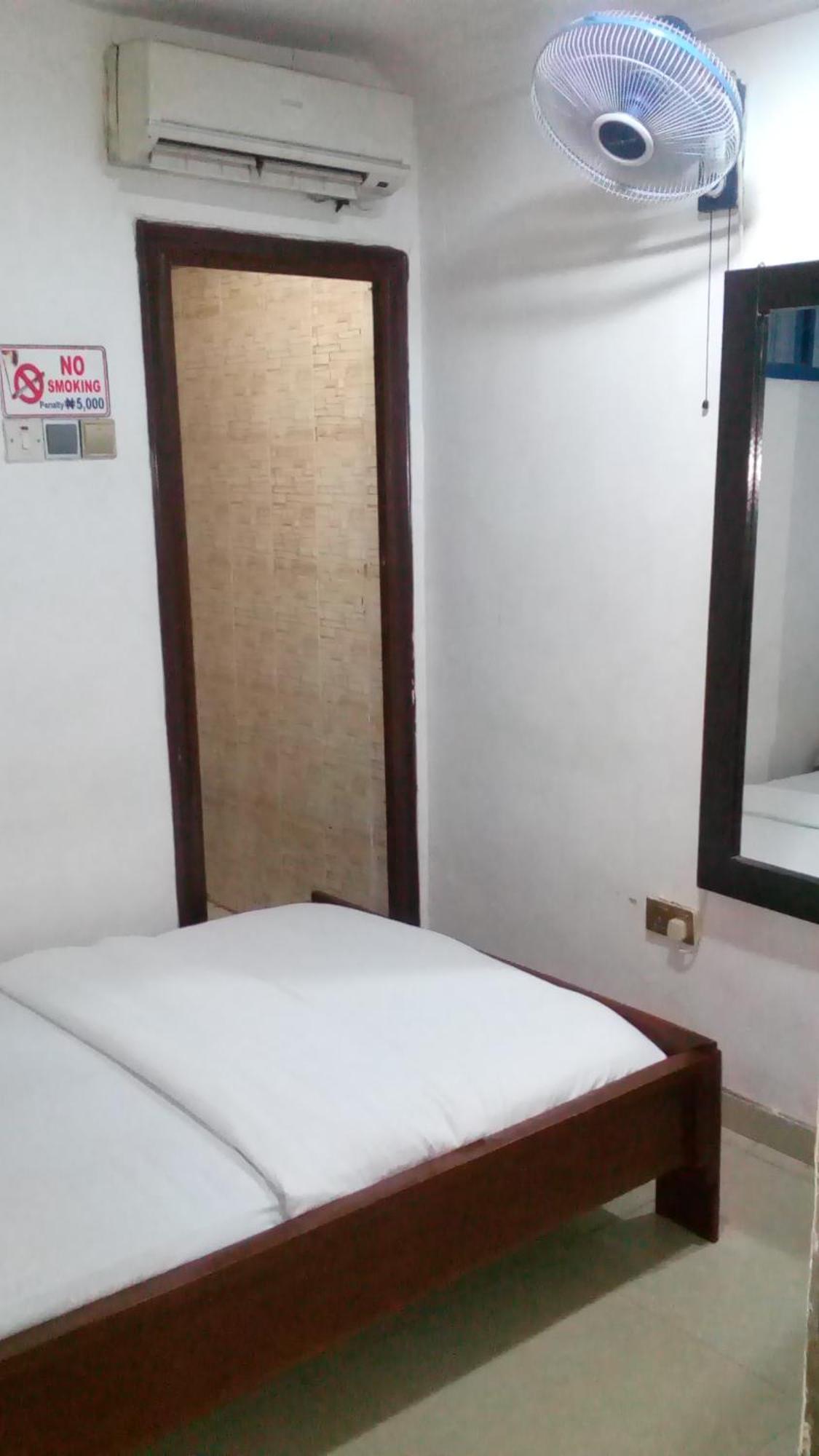 Ben Auto Hotel Lagos Exterior foto